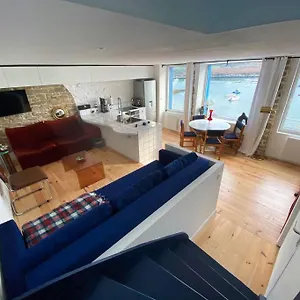 https://vue-imprenable-sur-le-port.inbrittany.com